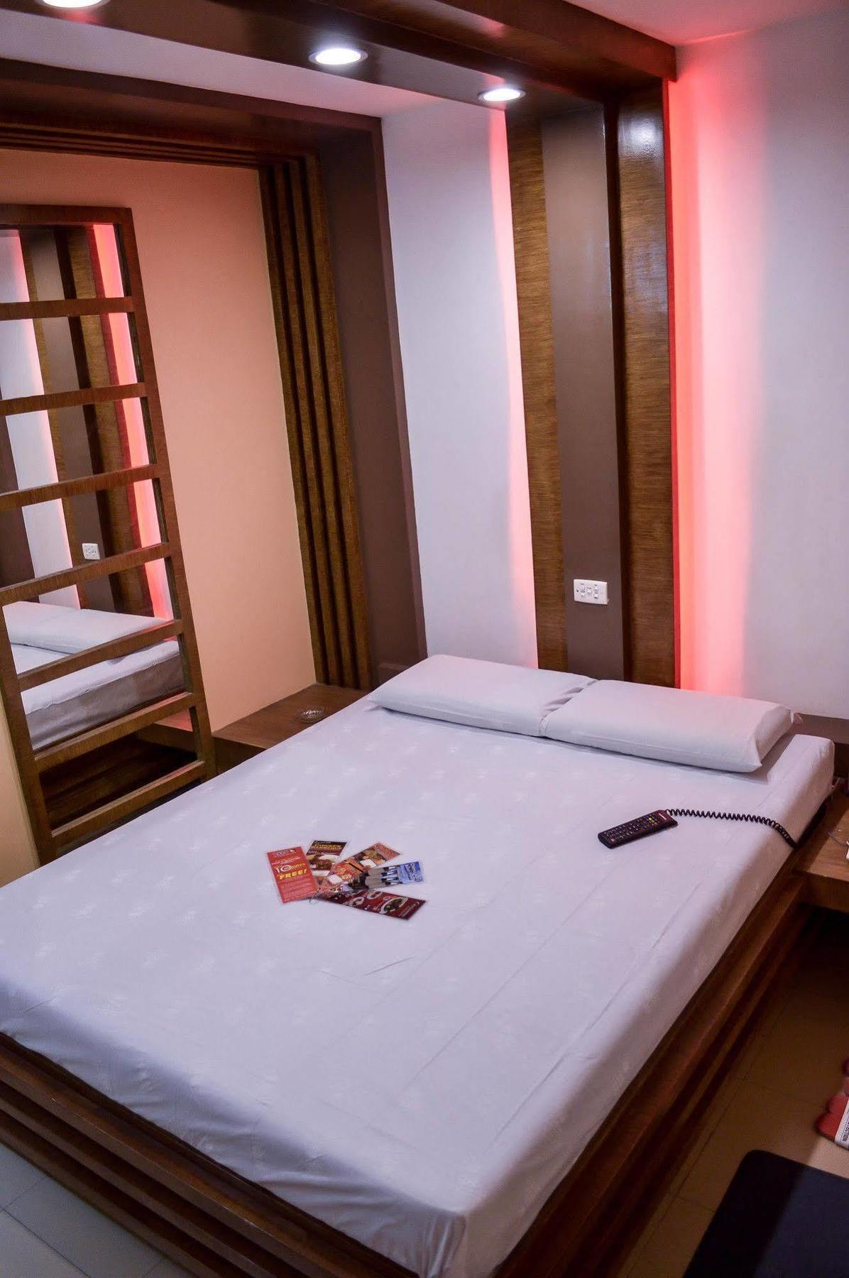 Hotel Sogo Sta Mesa Манила Экстерьер фото