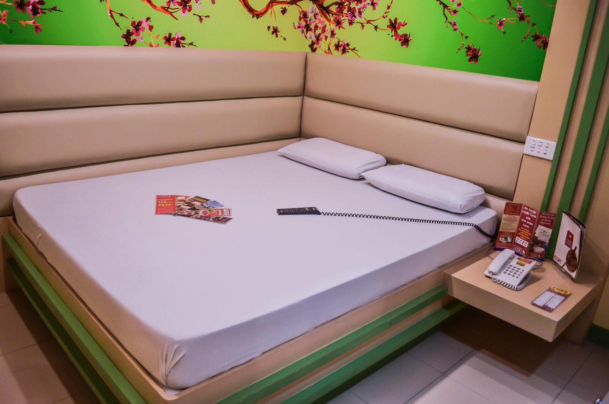 Hotel Sogo Sta Mesa Манила Экстерьер фото